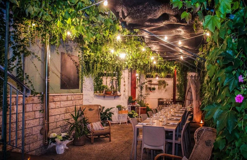 Il cortile del Libeccio, di sera