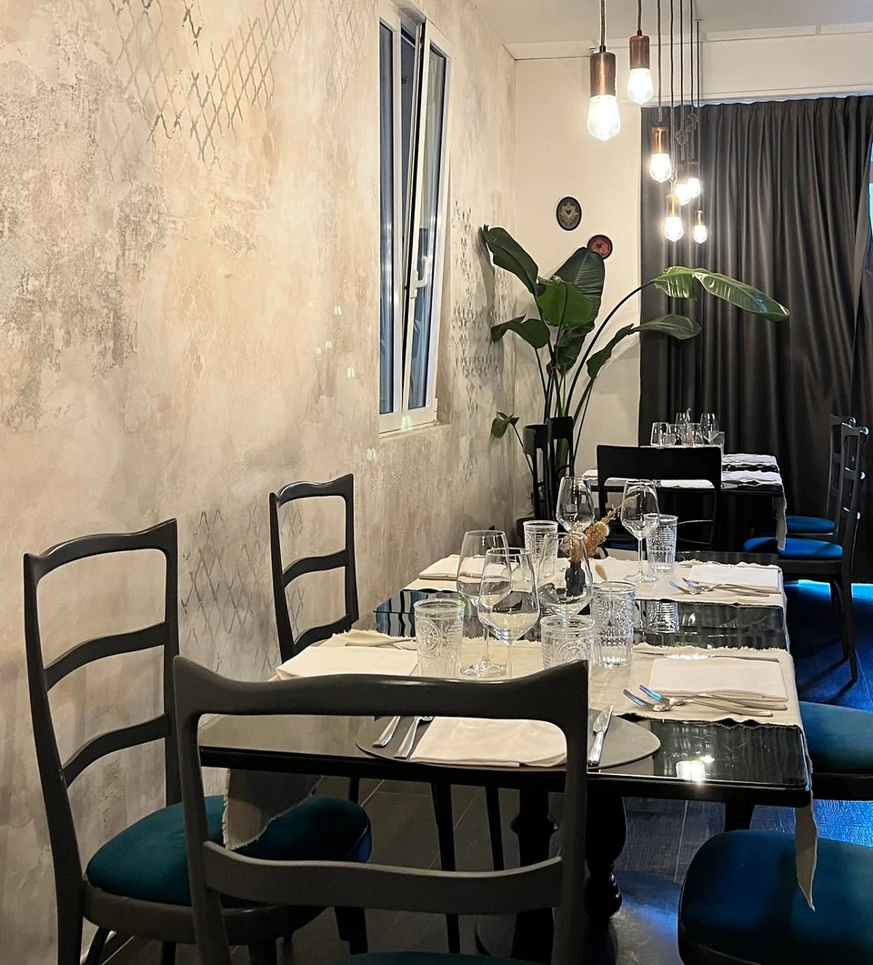 La sala del Libeccio, a lume caldo